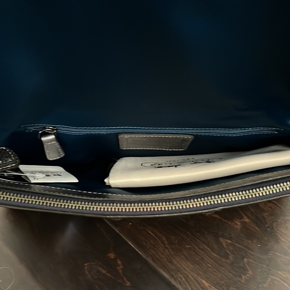 🆕 Large Coach Clutch - Picture 10 of 10